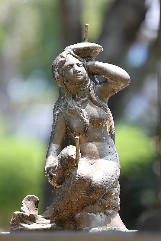 一个女人的雕像，像喷泉。