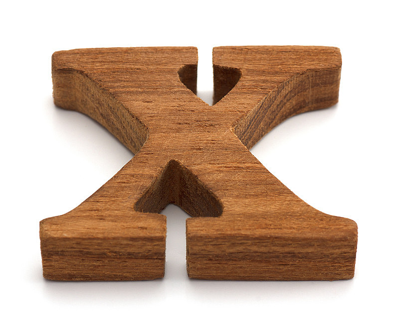 由木头制成的字母白色，字母X