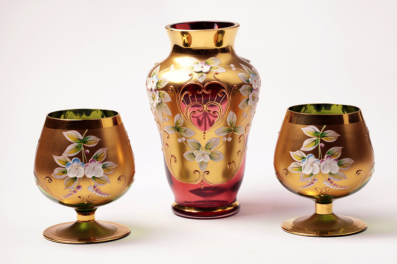 红色和金色的华丽玻璃花瓶和藤高脚杯