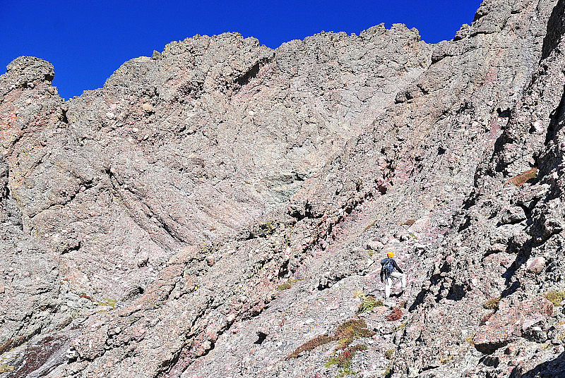 科罗拉多州落基山脉的孤独攀岩者