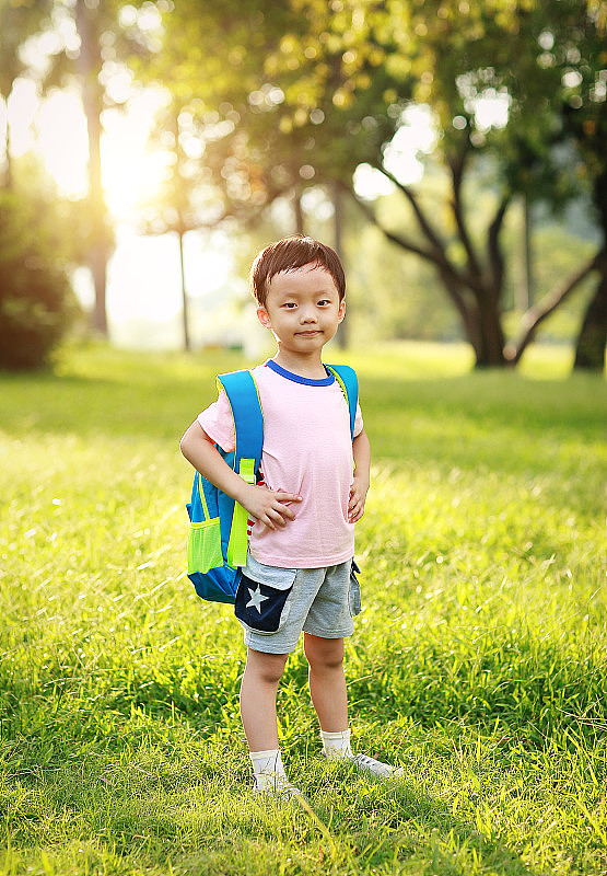 小男孩去上学