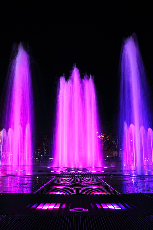 喷泉的彩色灯光在晚上