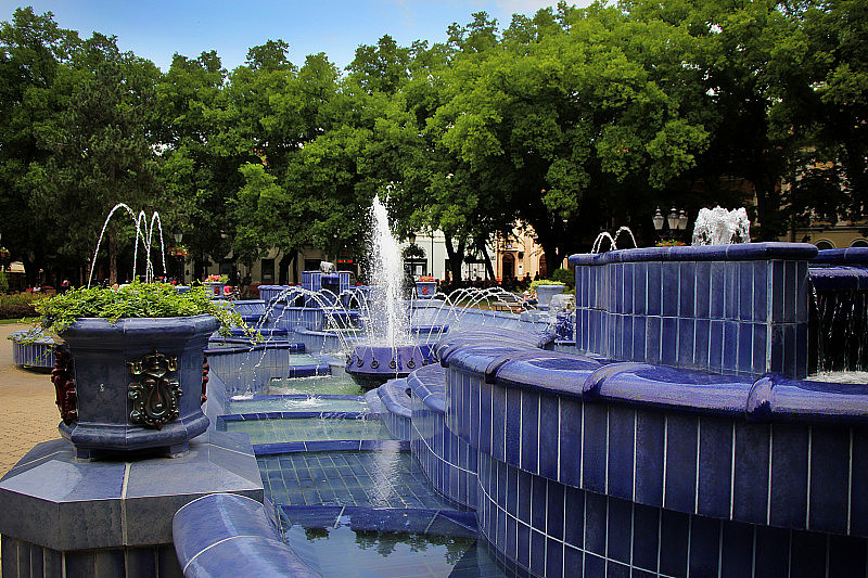 蓝色喷泉