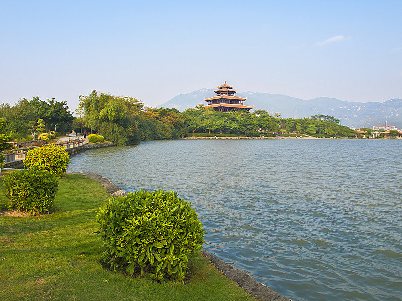 寺庙附近的湖