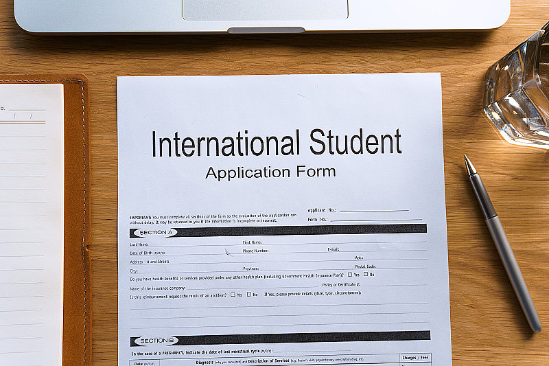 留学生申请表放在桌上