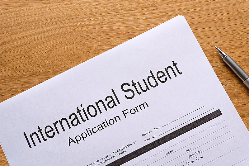 留学生申请表放在桌上