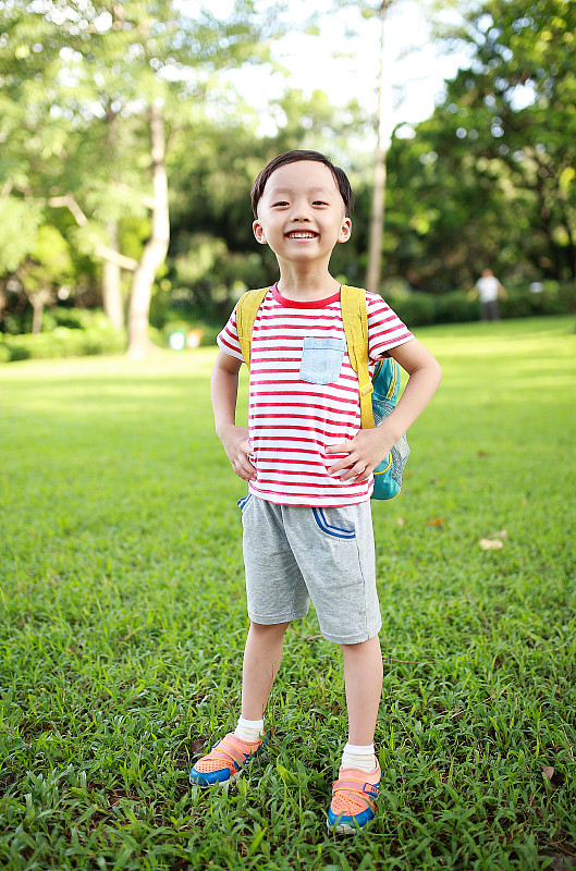 小男孩上学图片