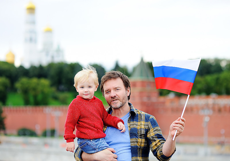 Знамя российское это моя семья. Семья на фоне российского флага. Семья Россия фон. Семья с флажками России. Флаг семьи.
