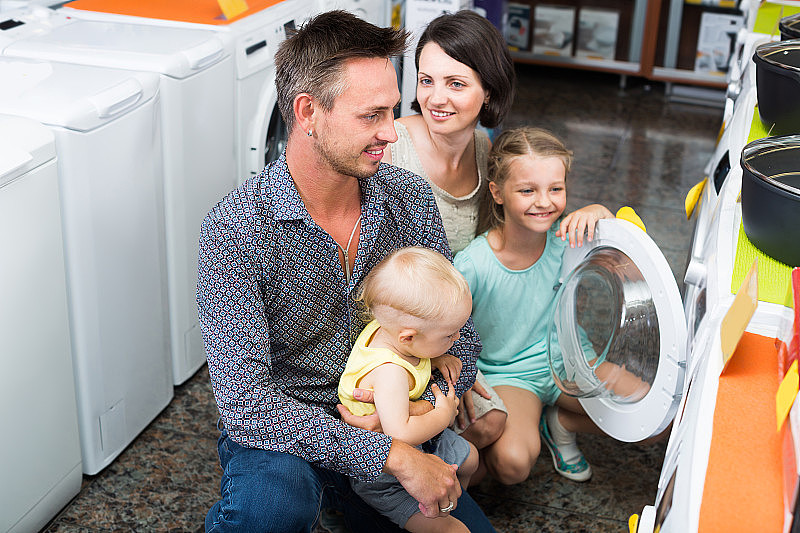 成人高兴家庭选择洗衣机