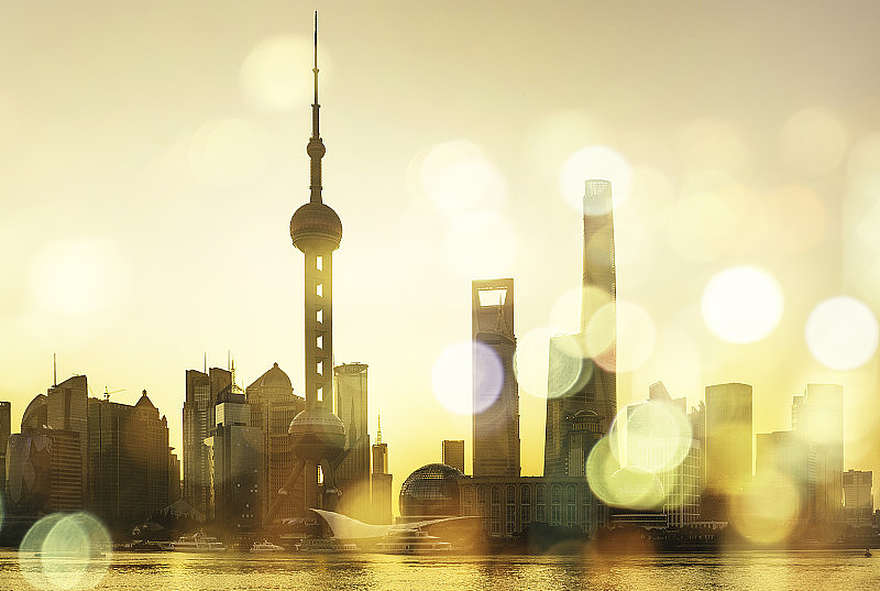 日出时分的上海天际线，灯光散景
