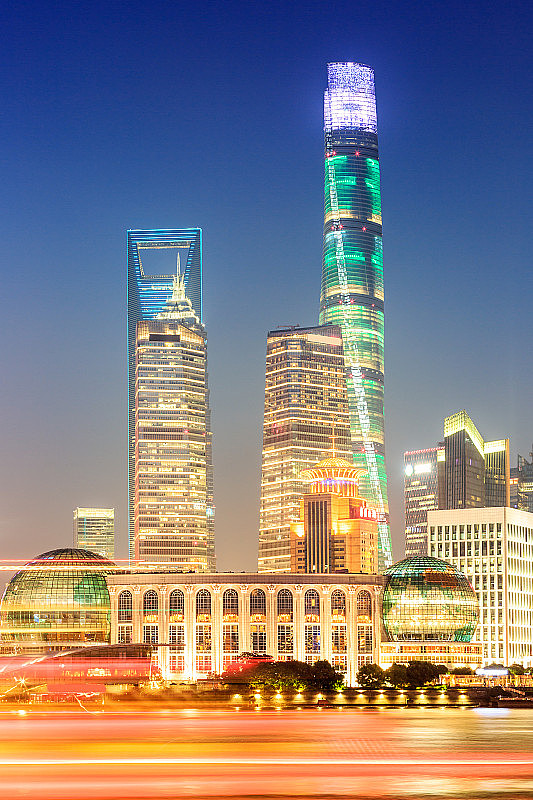 夜晚美丽的上海天际线，现代城市背景