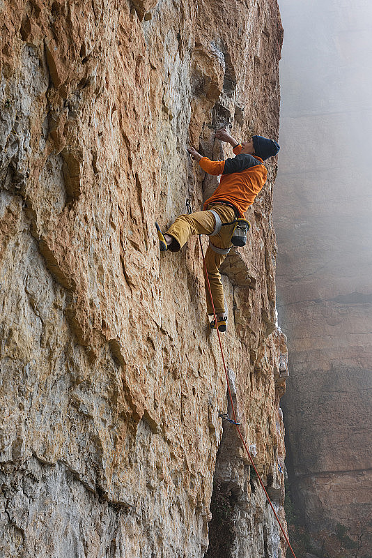 极限运动。攀岩者在美丽的岩石地区攀岩。