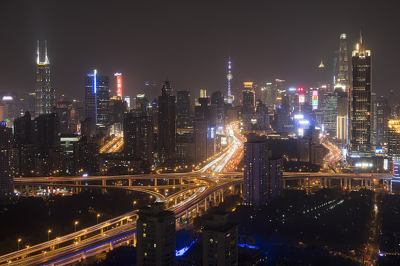 夜晚的上海天际线，以上海中心大厦和上海环球金融中心为背景