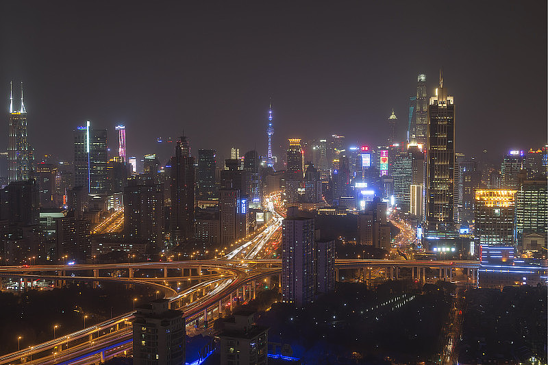 夜晚的上海天际线，以上海中心大厦和上海环球金融中心为背景