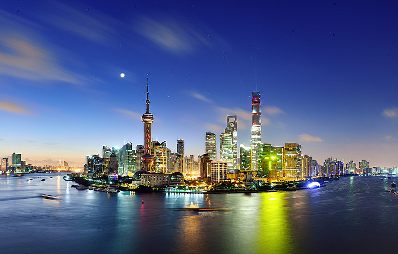 鸟瞰图上海城市景观在日出，中国