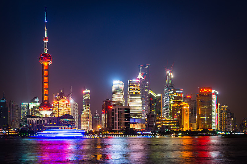 上海浦东的霓虹摩天大楼在夜里照亮了中国