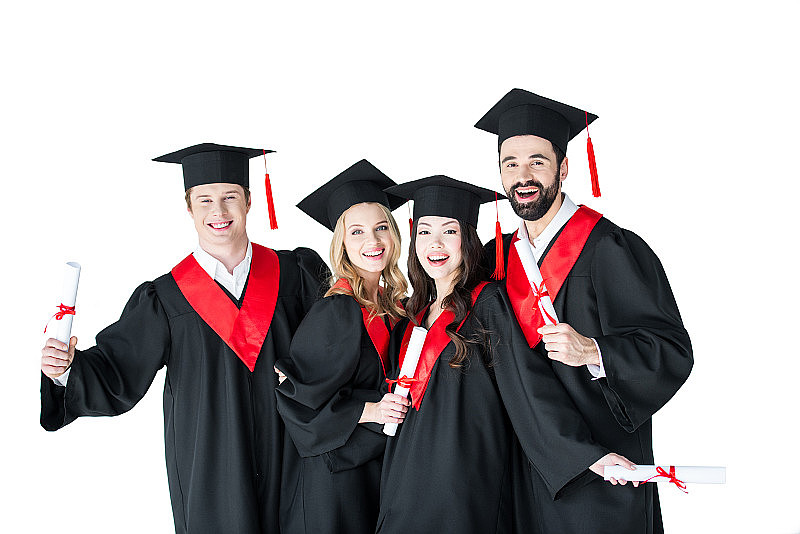 快乐的年轻男女戴着学位帽，微笑着拿着证书