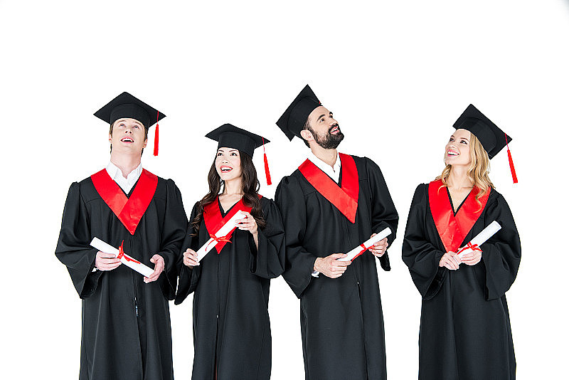 一群穿着毕业礼服、戴着学士帽、拿着学位证书的年轻男女