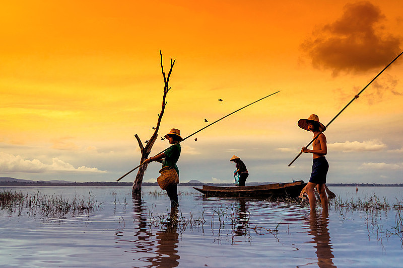 儿童男孩和女孩散步捕鱼，渔民在湖上渔船捕鱼，河流日落泰国