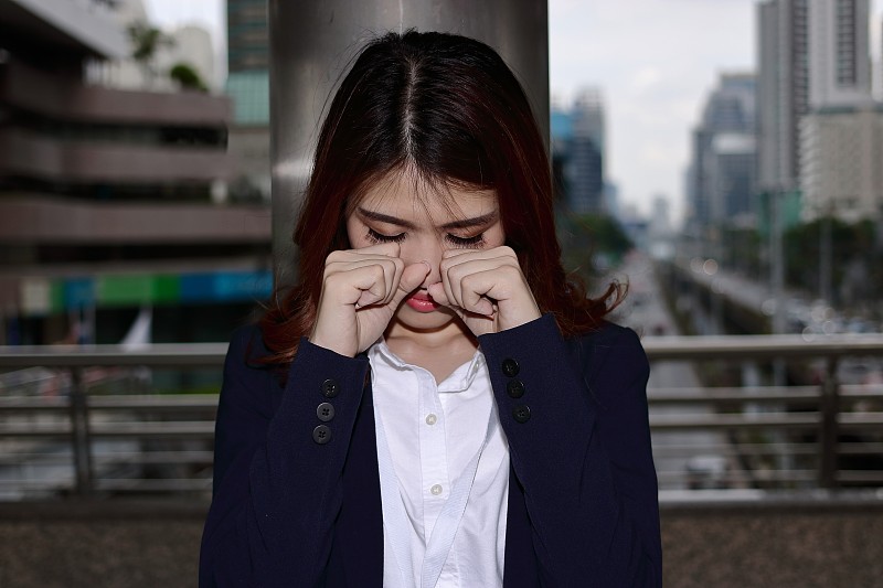 流泪的图片 女生捂脸图片