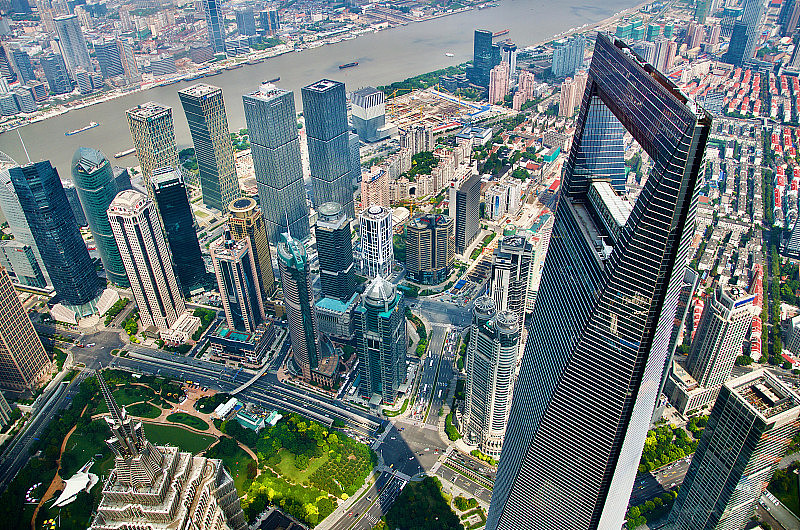 从上海中心大厦的顶端俯瞰金茂和上海环球金融中心
