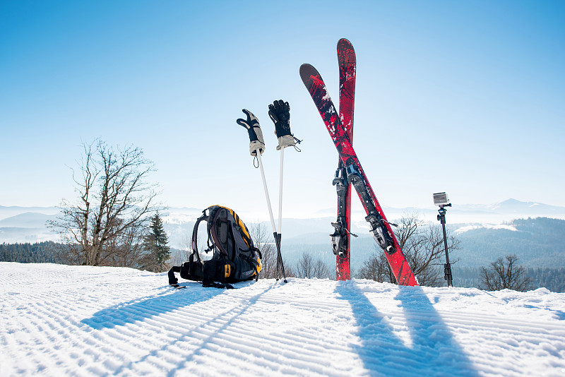 拍摄在高山滑雪坡顶的滑雪设备,冬季运动滑雪背包旅行的生活方式,极端