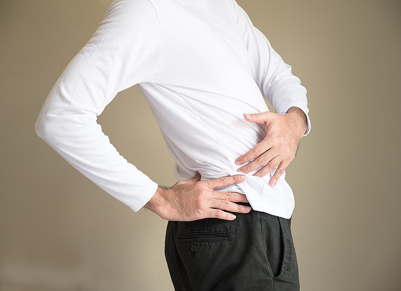 精挑细选，集中男士的手抚摸他的腰和背部，作为腰酸背痛或腰酸背痛