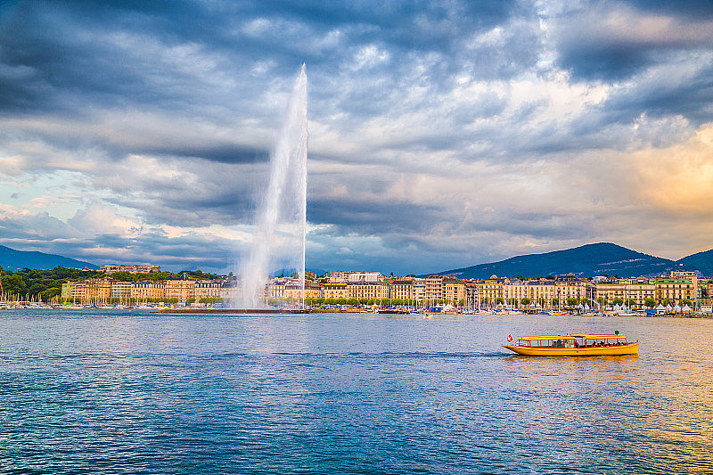 瑞士，日内瓦的天际线上有著名的喷泉和日落时的小船