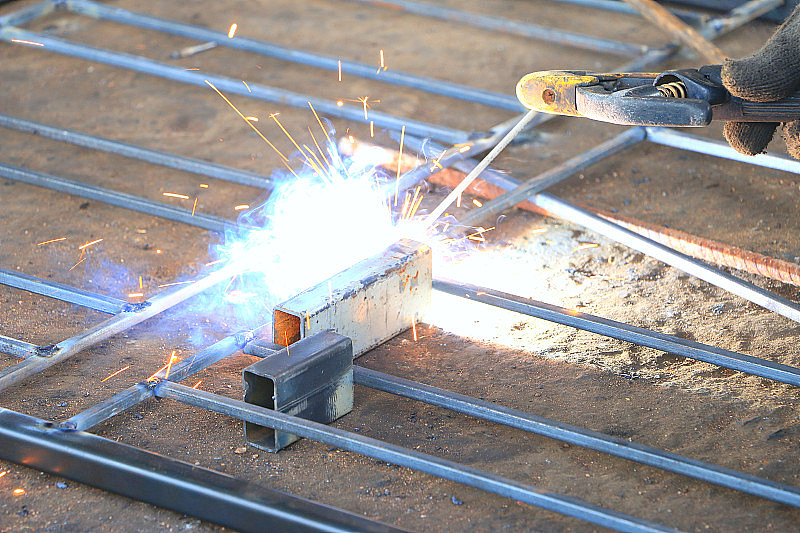 焊接钢材加工，安装工业钢材技术