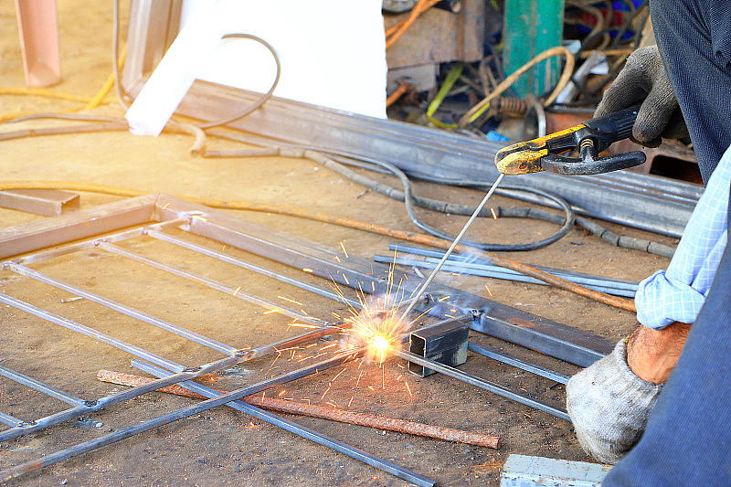 焊接钢材加工，安装工业钢材技术