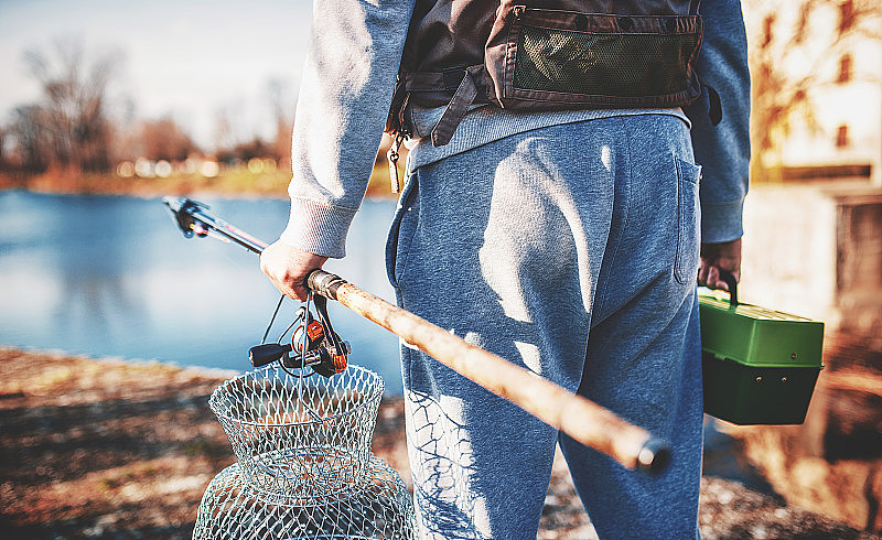 钓鱼。渔民与捕鱼设备。运动,休闲的概念