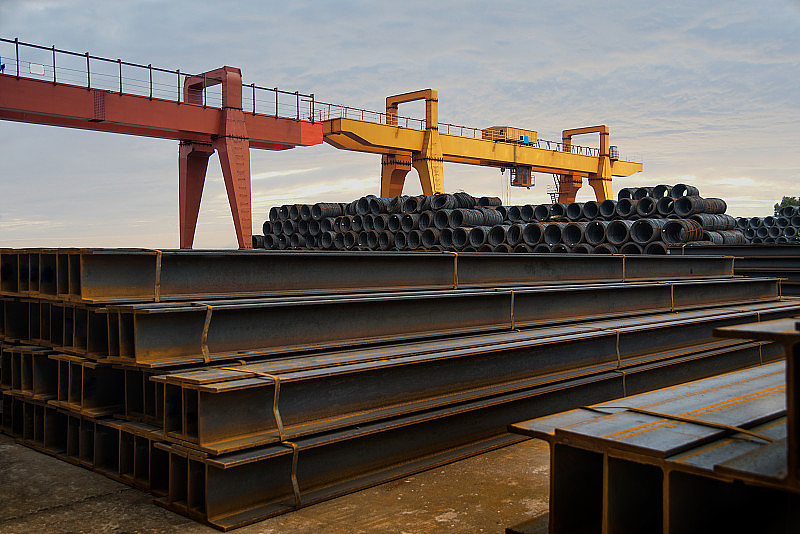 钢材市场上堆积着大量钢材。
