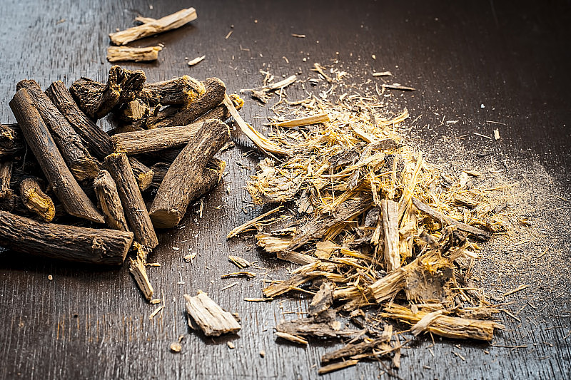 阿留吠陀草药甘草根，甘草根，毛利或甘草根和它的粉末在木质表面是非常有益的舒缓你的胃，中毒，胃等。