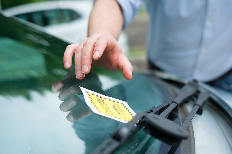 一个男人发现他的车被罚款停车罚单