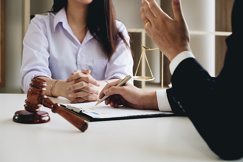 商法概念律师商法律师是咨询律师为女性企业家提起版权诉讼。