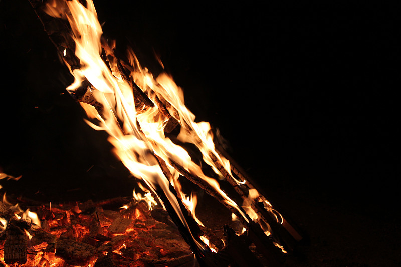 脚上穿着羊毛袜子,在温暖的炉火旁取暖